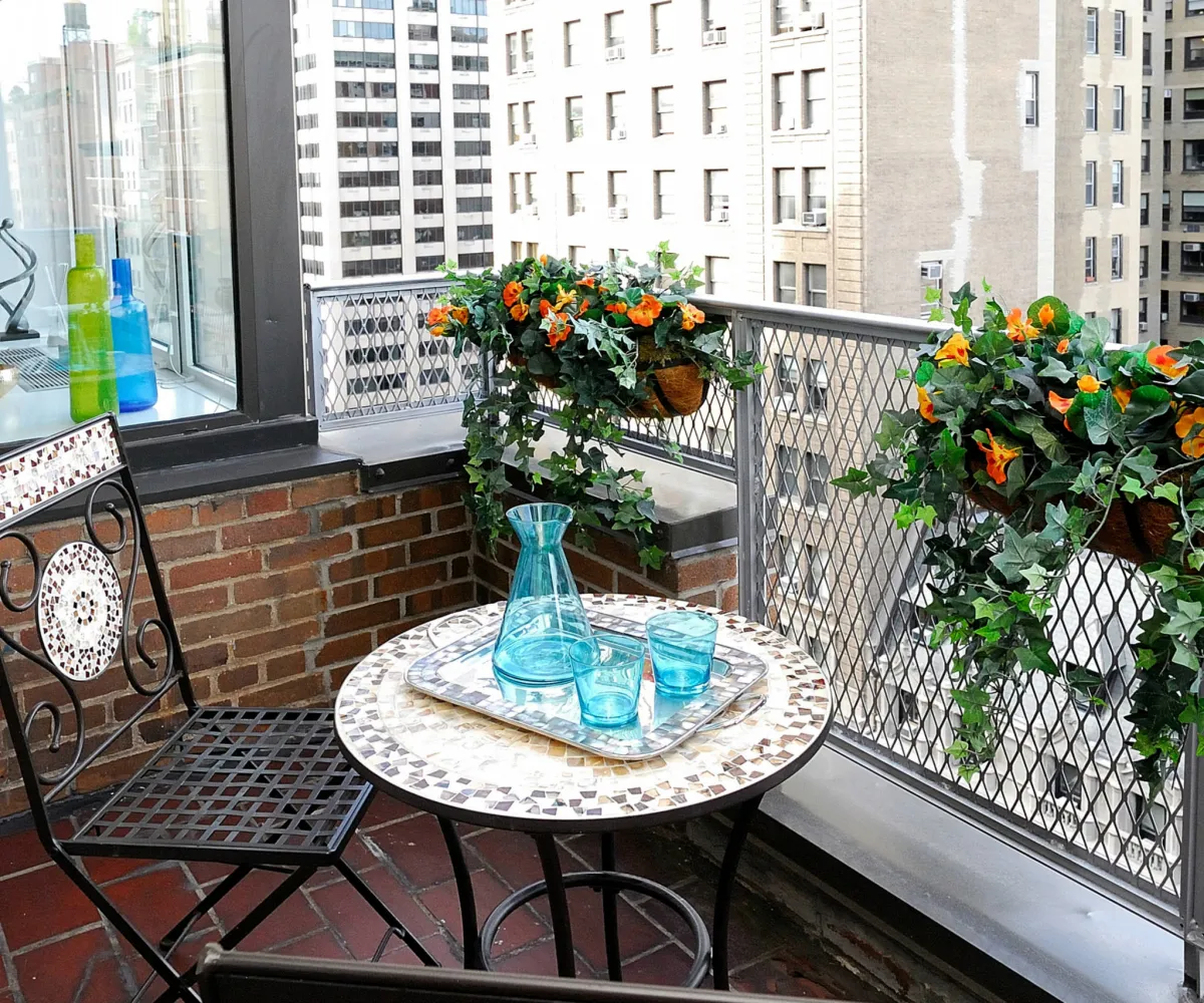 amenager petit balcon appartement 2 chaises complet verres bleus sur latable