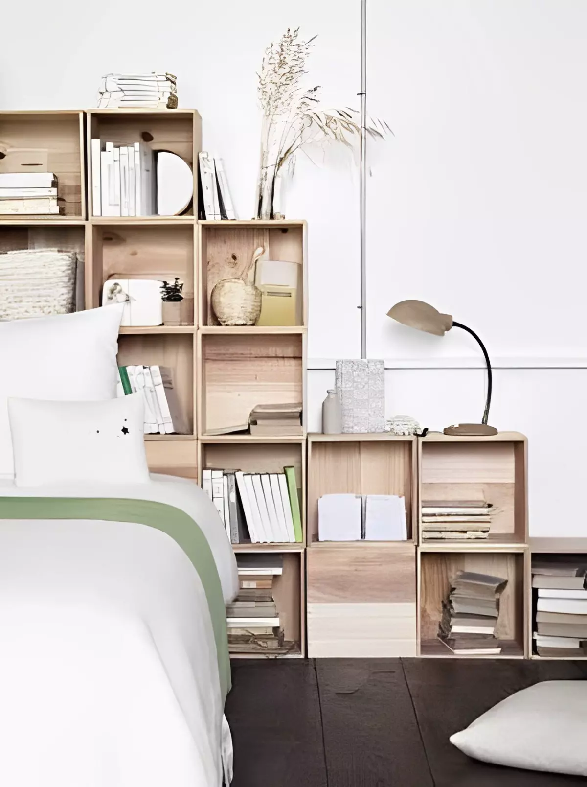 bibliotheque en bois claire en tête de lit sur fond blanc