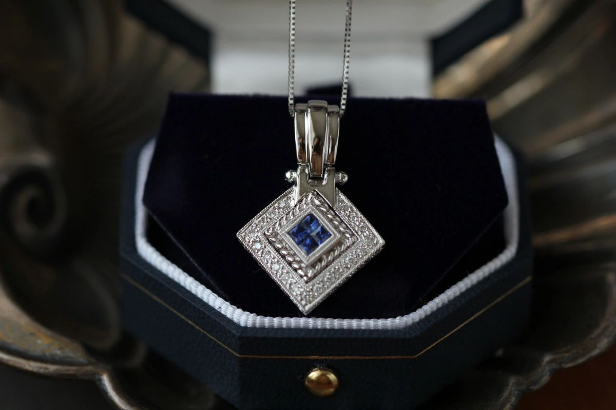 bijou collier avec diamant bleu boite diamant commemoratif