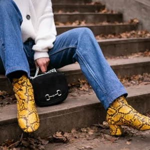 bottines tendance imprime serpent jaune avec jean brut pour femmes