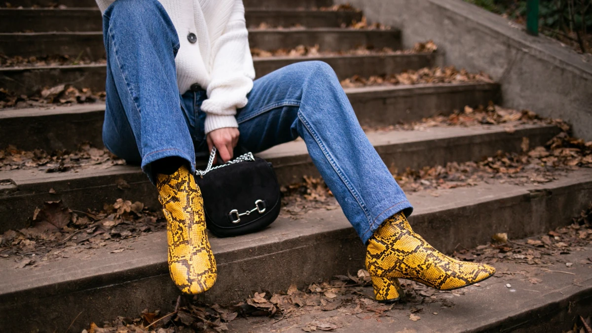 bottines tendance imprime serpent jaune avec jean brut pour femmes