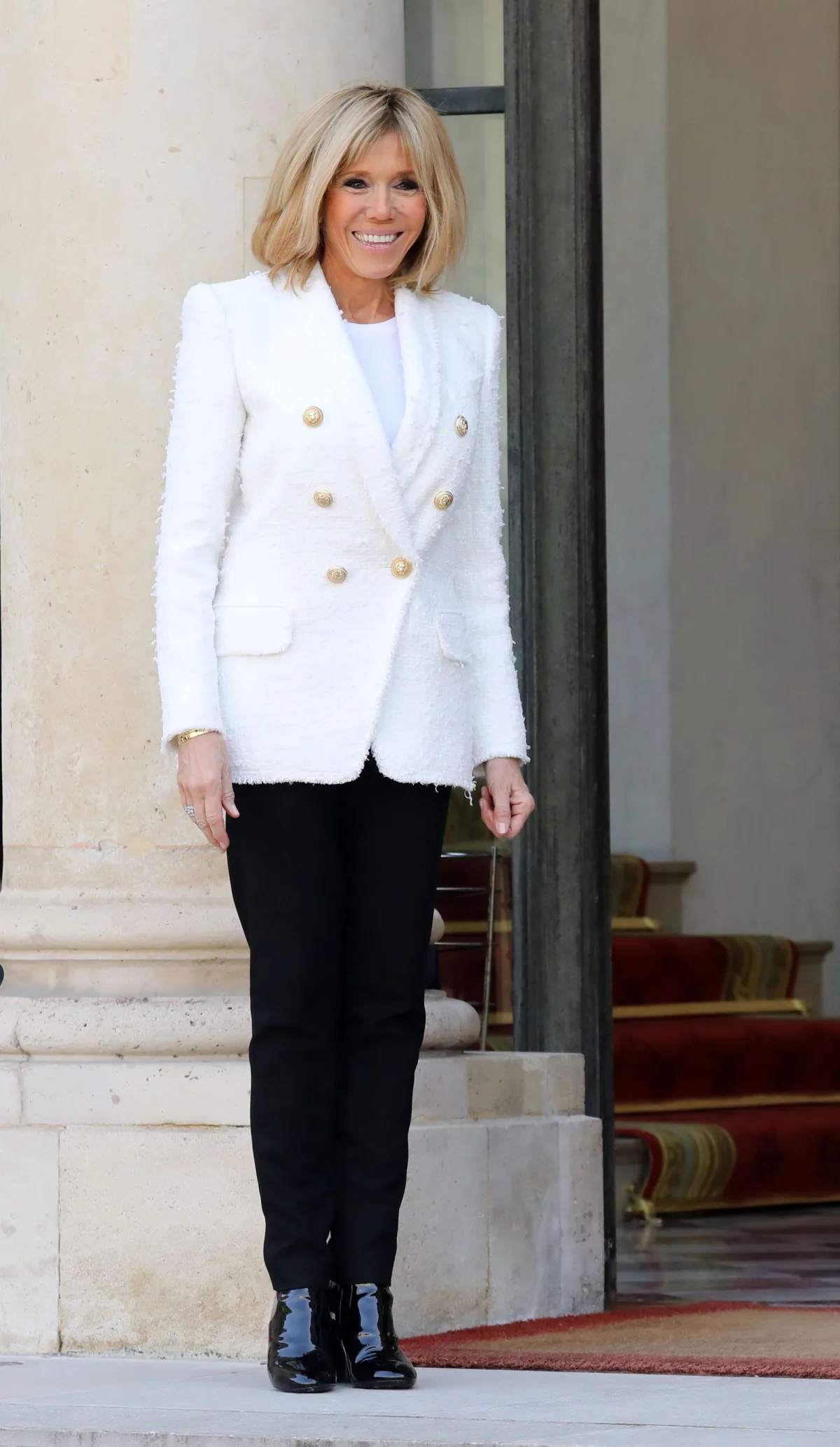 brigitte macron look femme 60 ans moderne en tailleur veste blanche et pantalon noir
