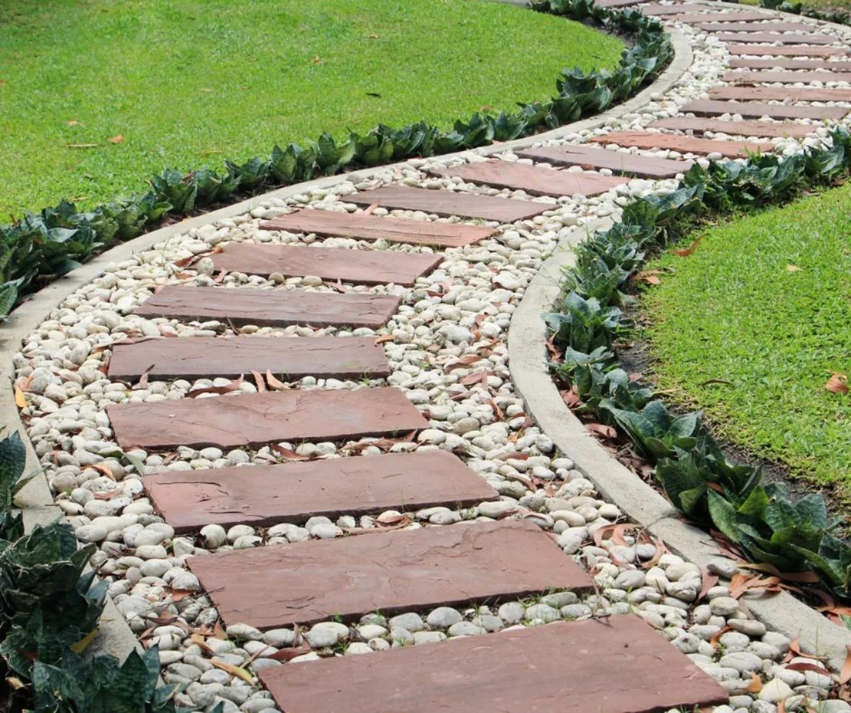 chemin de jardin en galets et pierre simple idée déco jaridn originale allée de jardin moderne