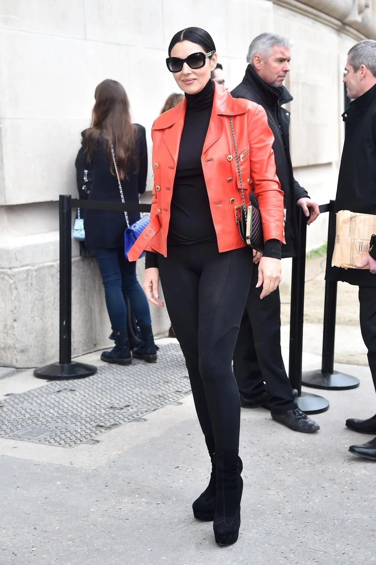 chemise et pantalon femme noir et veste rouge exemple comment s habiller à 50 ans