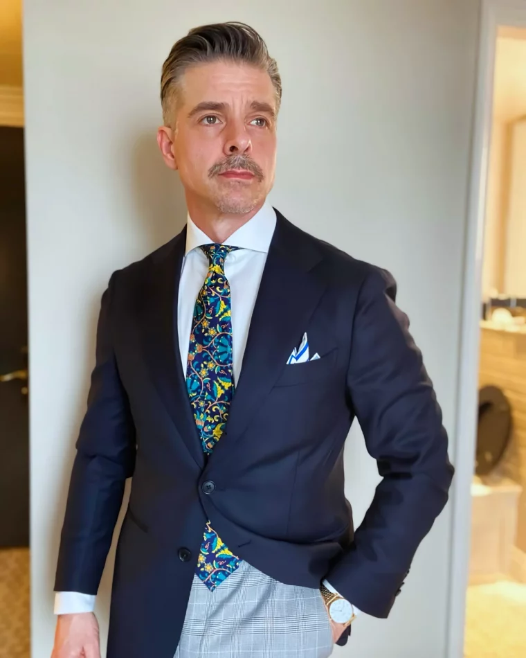 coiffure chic pour homme 50 ans costume cravatte