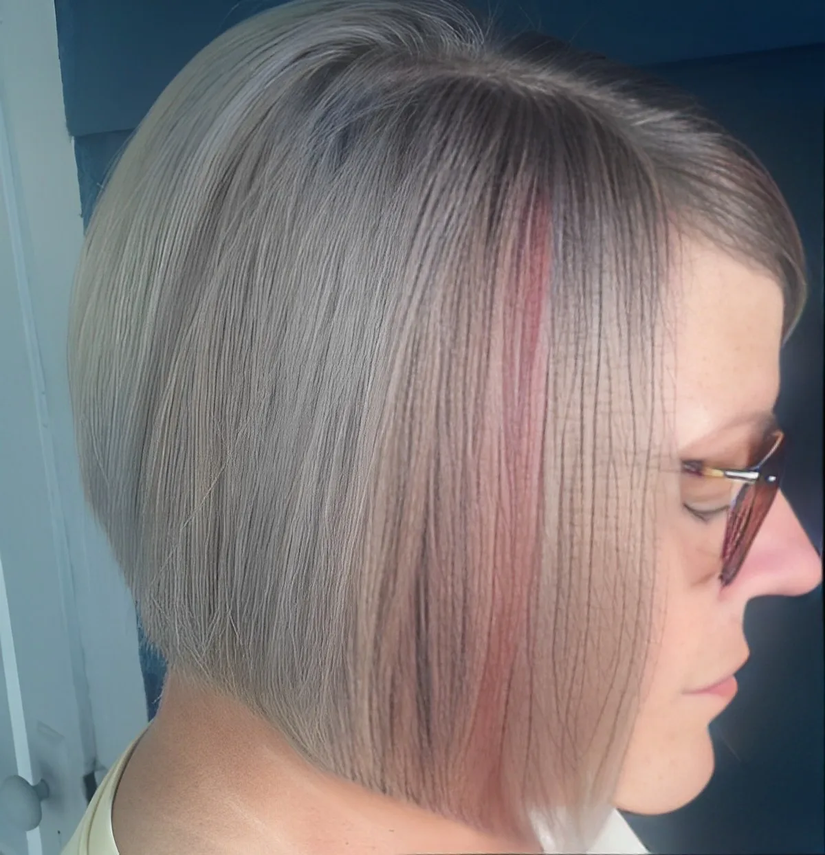 coloration avec meches rose pastel cheveux carre coupe plongeant
