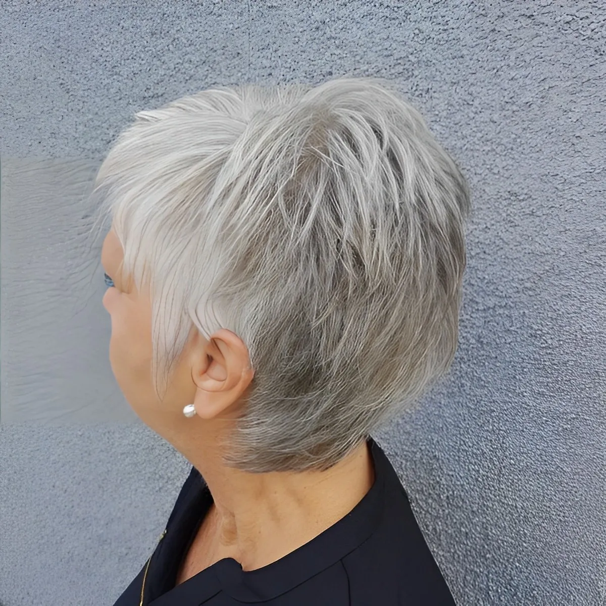 coloration gris blanc cheveux raides coupe courte femme 70 ans cheveux gris