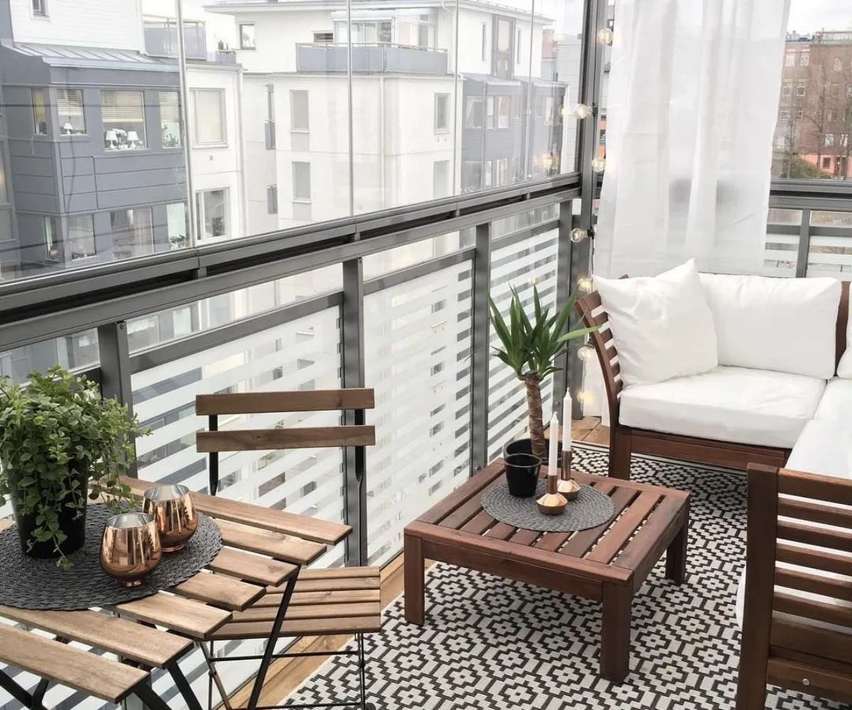 comment amenager un petit balcon avec des plantes vieux meubles