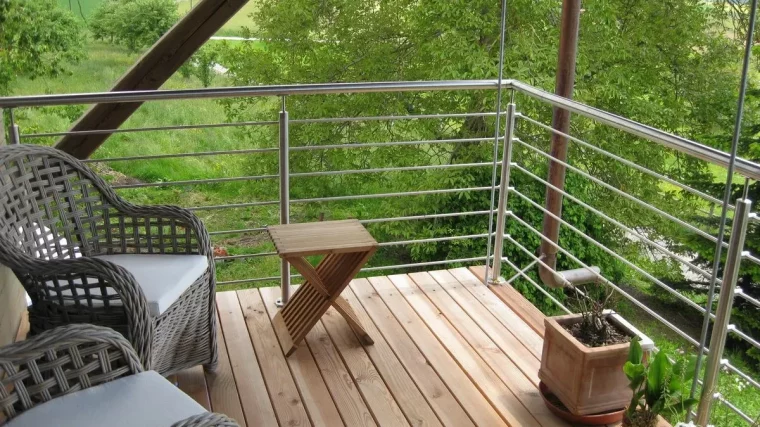 comment bien choisir mon garde corps de terrasse suspendue table jardin verdure
