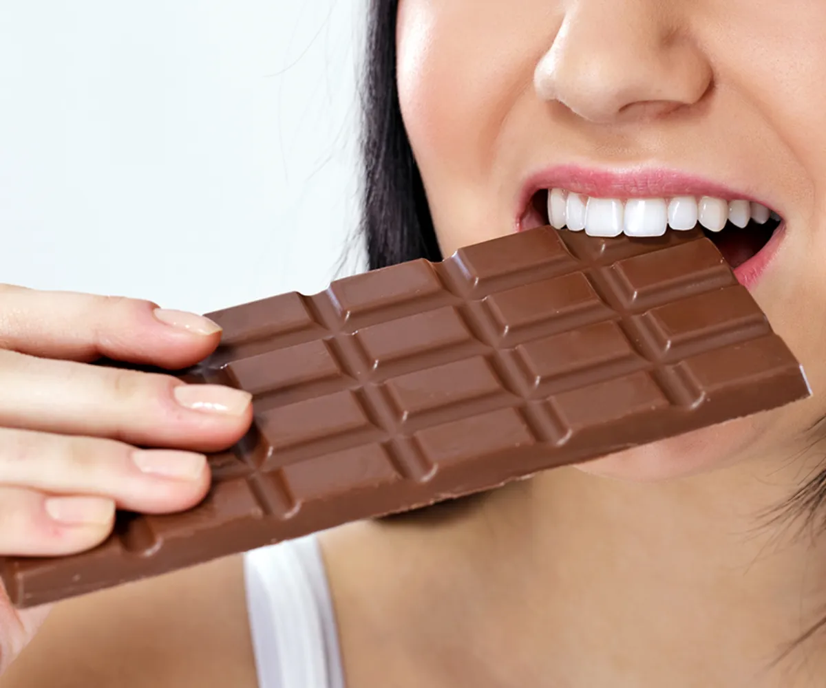comment perdre du poids en mangeant du chocolat jeune femme mange chocolat