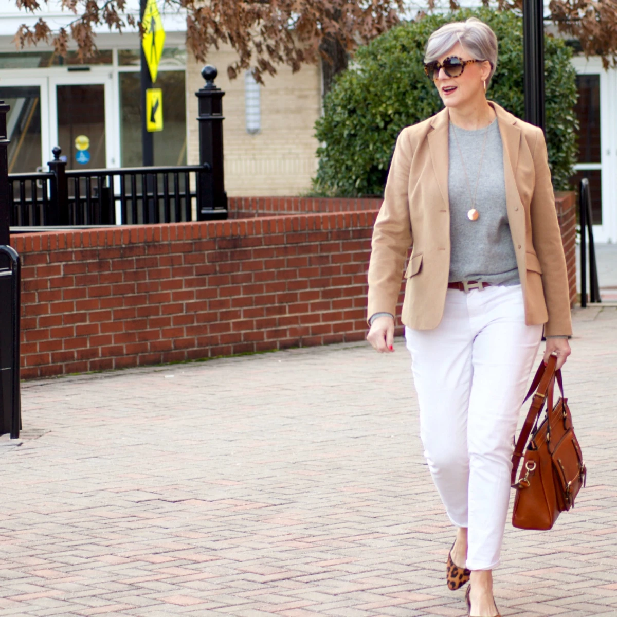 comment porter le jean blanc a 60 ans tenue chic et elegante bottines