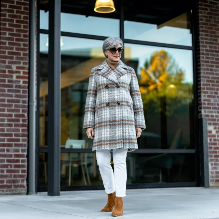 comment porter le jean blanc en hiver femme 60 ans bottines marron manteau