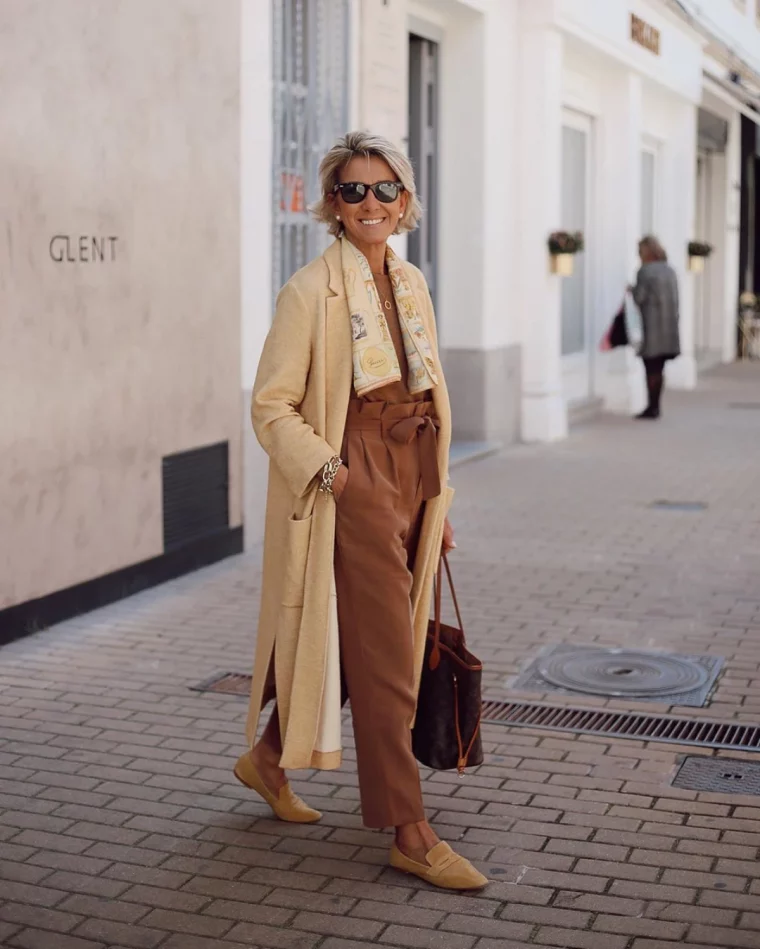 comment porter les mocassins apres 60 ans look femme nuances beiges