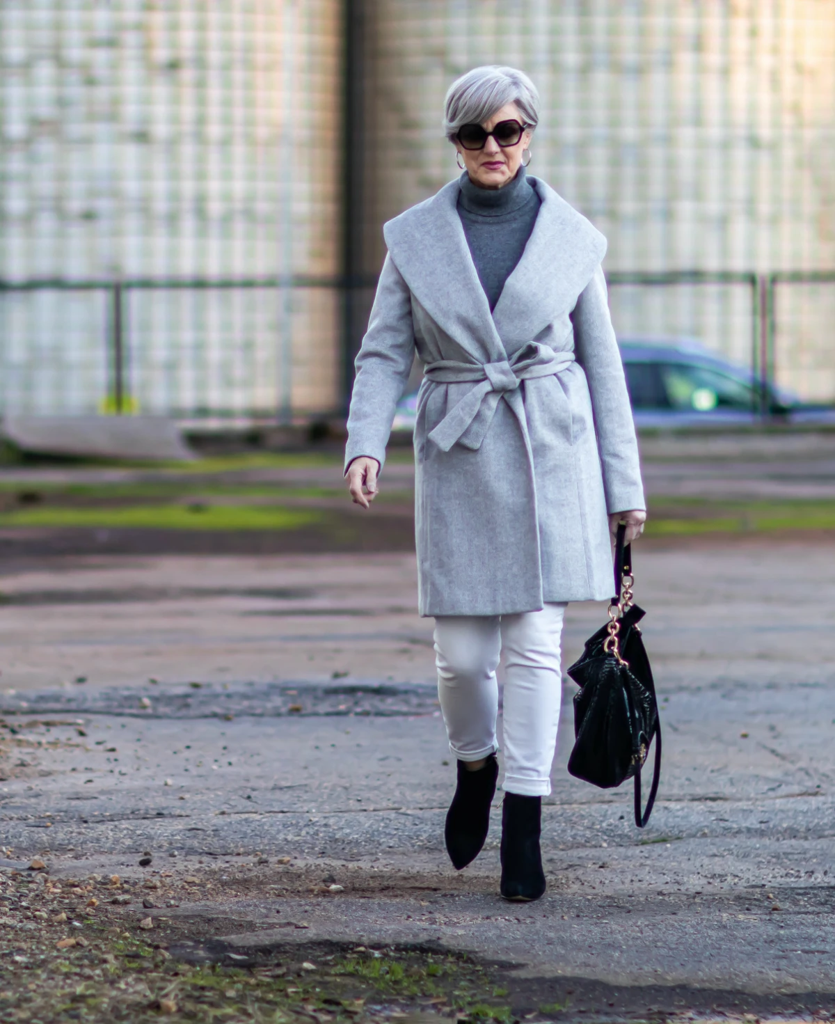 comment porter un jean blanc apres 60 ans manteau sac a main rue