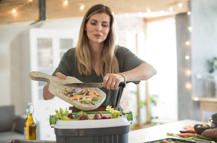 composteur maison femme cuisine plan travail dechets alimentaires