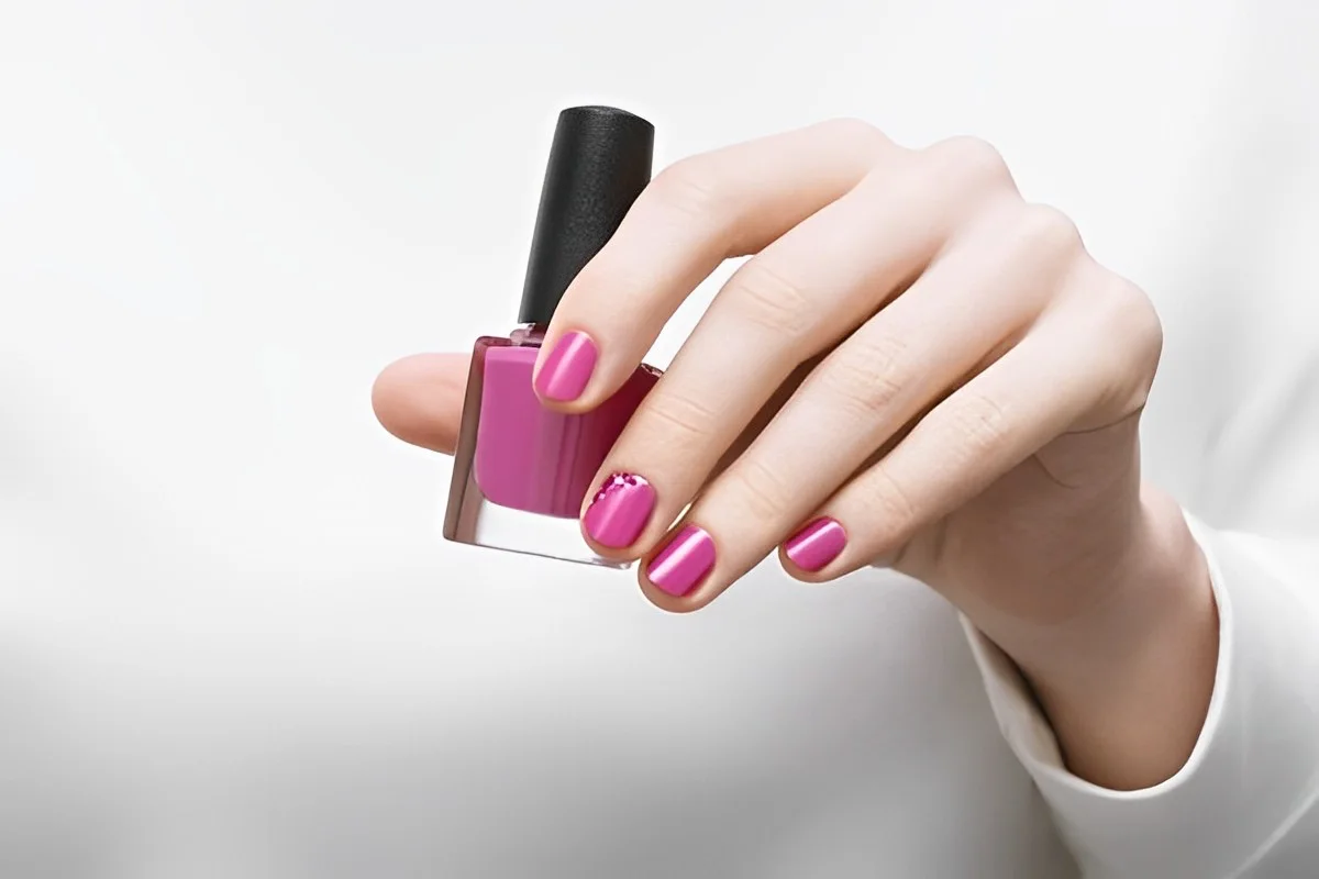 couleur rose vernis bouteille mains femme ongles courts