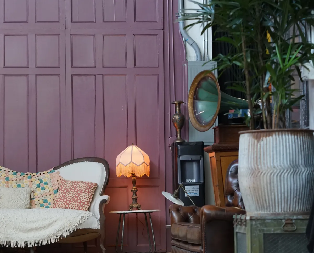 couleur violet nuance deco salon eclectique accesoire lampe