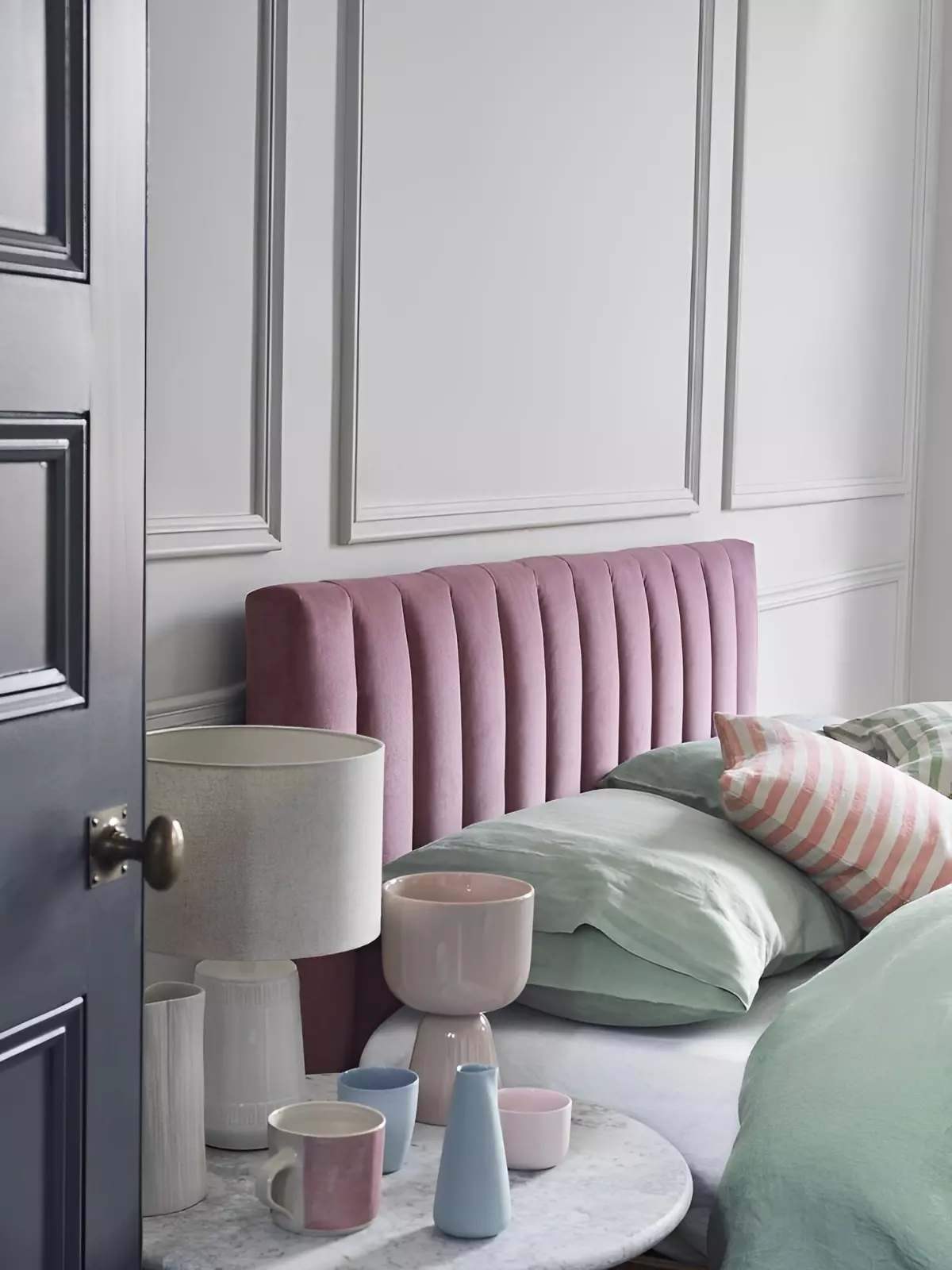 couleurs douces et pastels dans une chambre sur fond gris claire