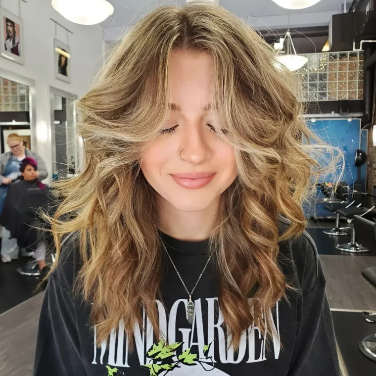 coupe cheveux tendance 2024 coloration blond miel eet blond fonce