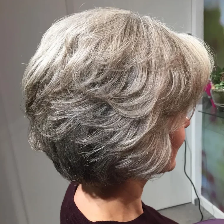 coupe courte asymetrique femme 60 ans cheveux gris