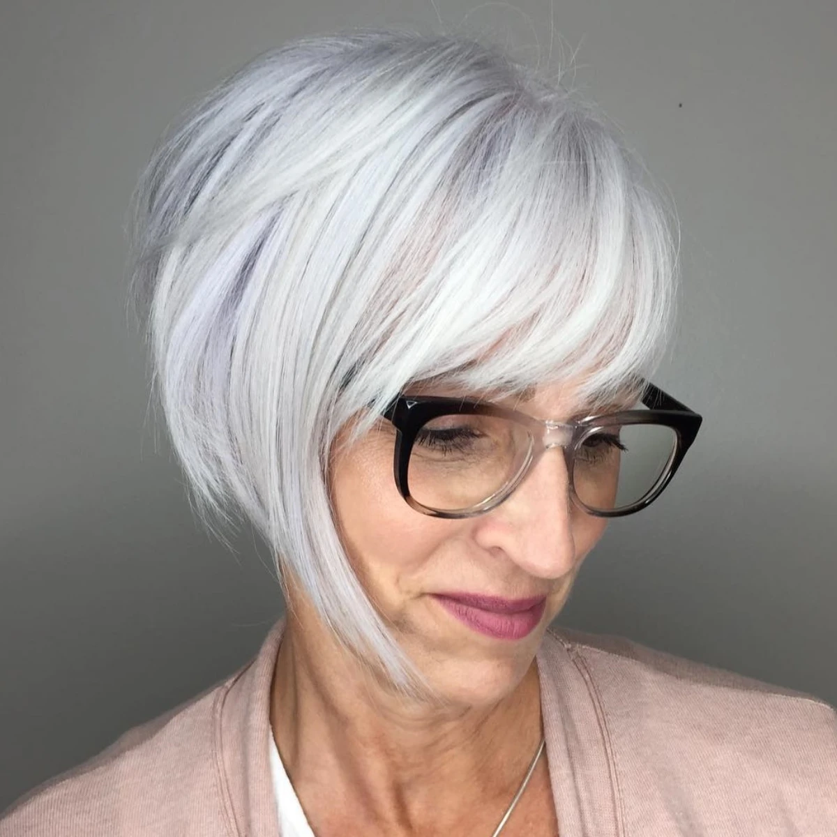 coupe courte degradee pour femme de 60 ans lunettes cheveeux courts gris