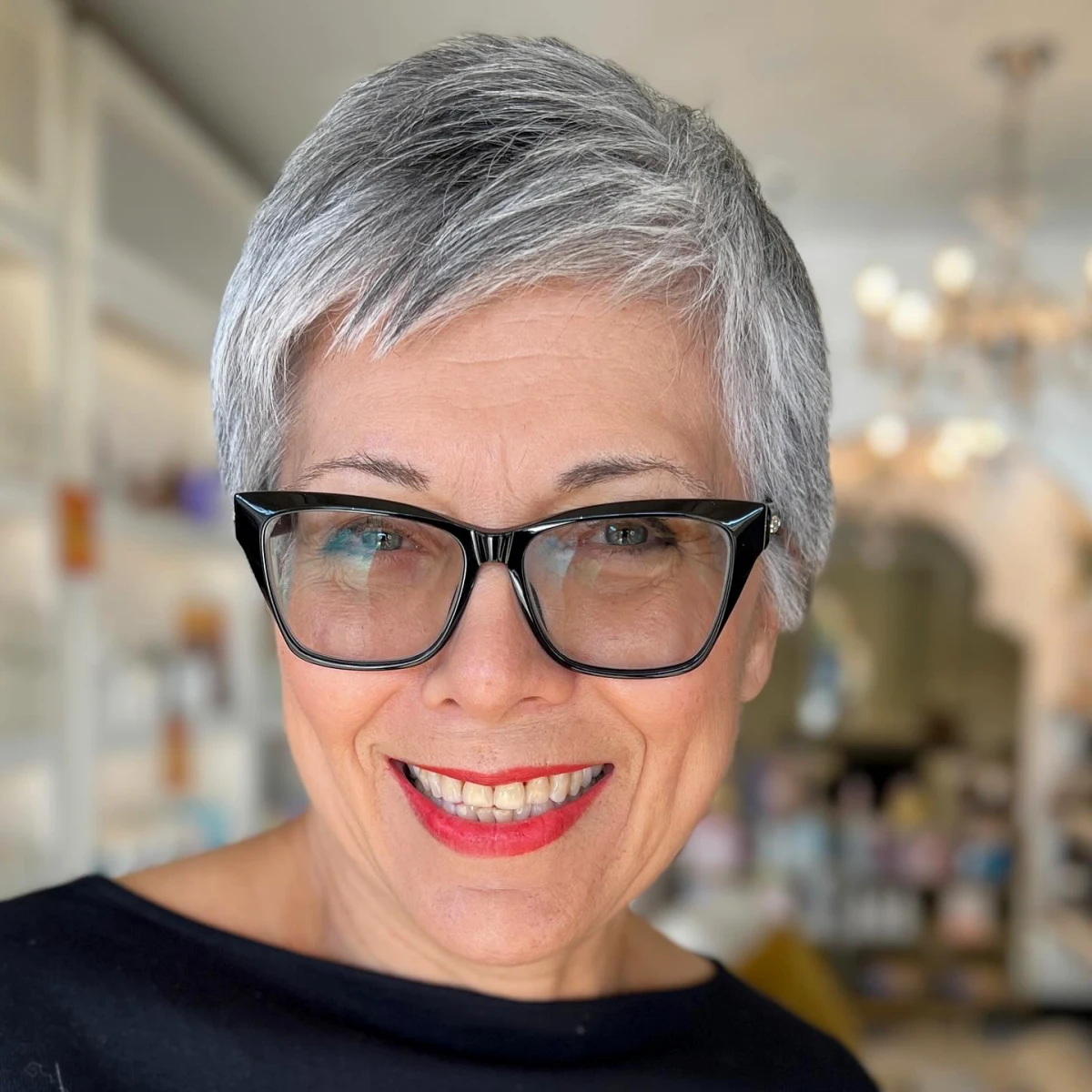 coupe courte dynamique femme 50 ans cheveux gris et lunettes