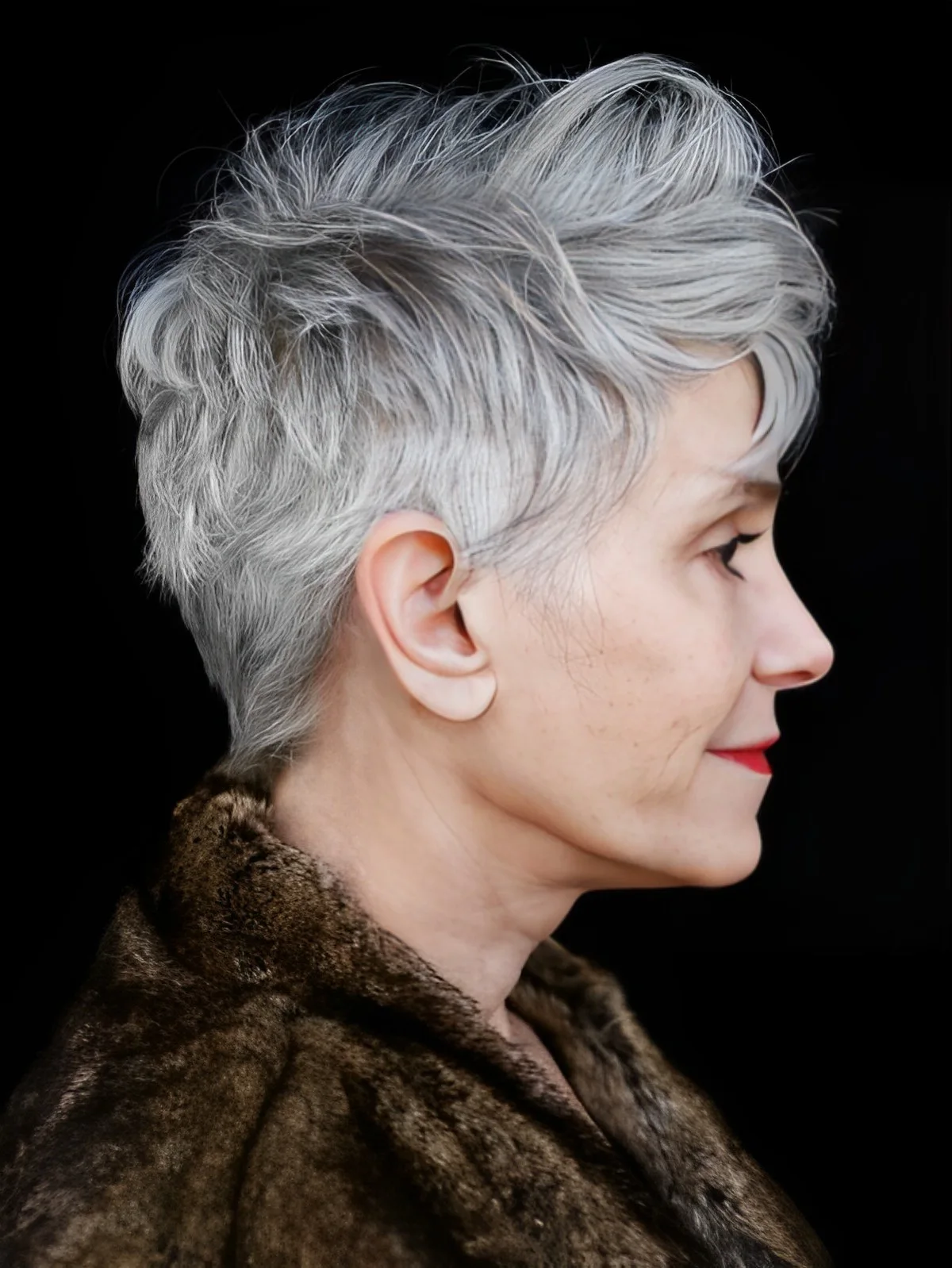 Top 5 idées de coiffure cheveux gris courts 2023 pour rajeunir son look immédiatement