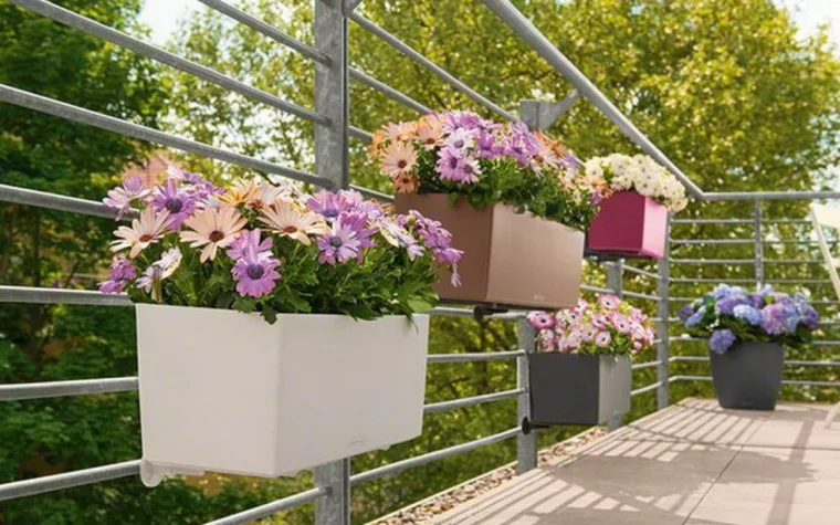 des jardinieres pour balcon fleurs roses et jaunes