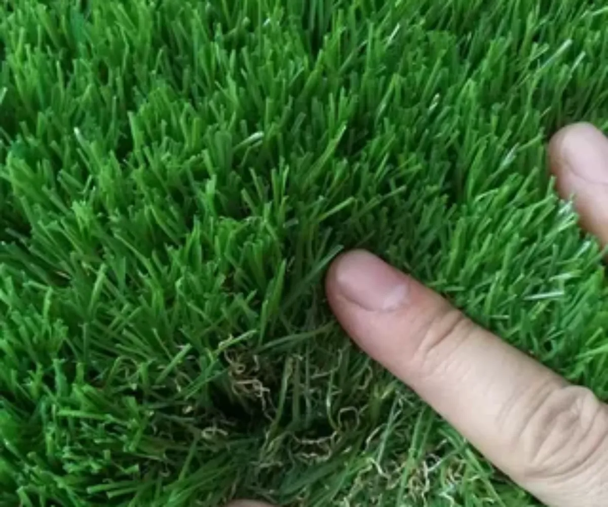 desherbant naturel cour main sur herbe (2)