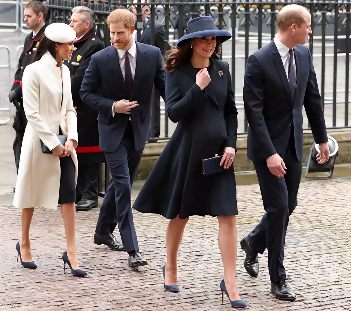 deux couples de la famille royale marchant ensemble avec megan habillee en tons claires et les autres dans les tons sombres