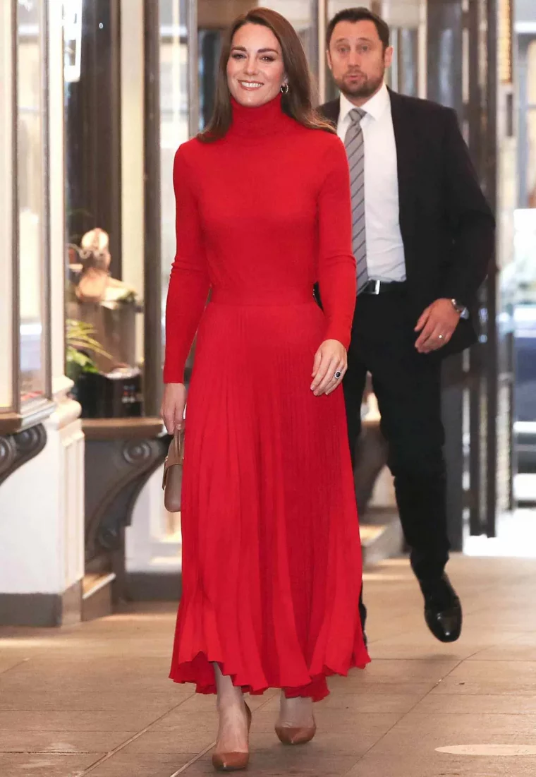 duchesse de cambridge en look total rouge jupe et top