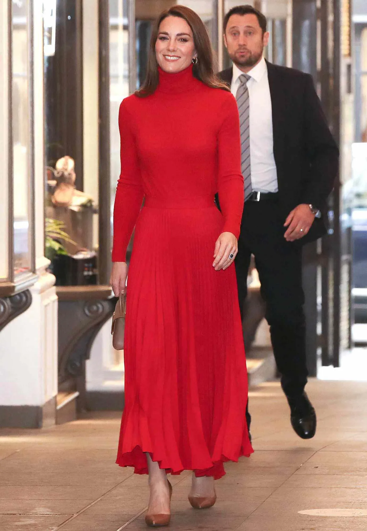 duchesse de cambridge en look total rouge jupe et top