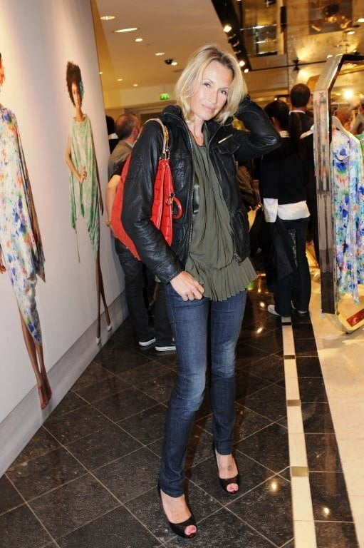 estelle lefebure en blue jean dansun magasin