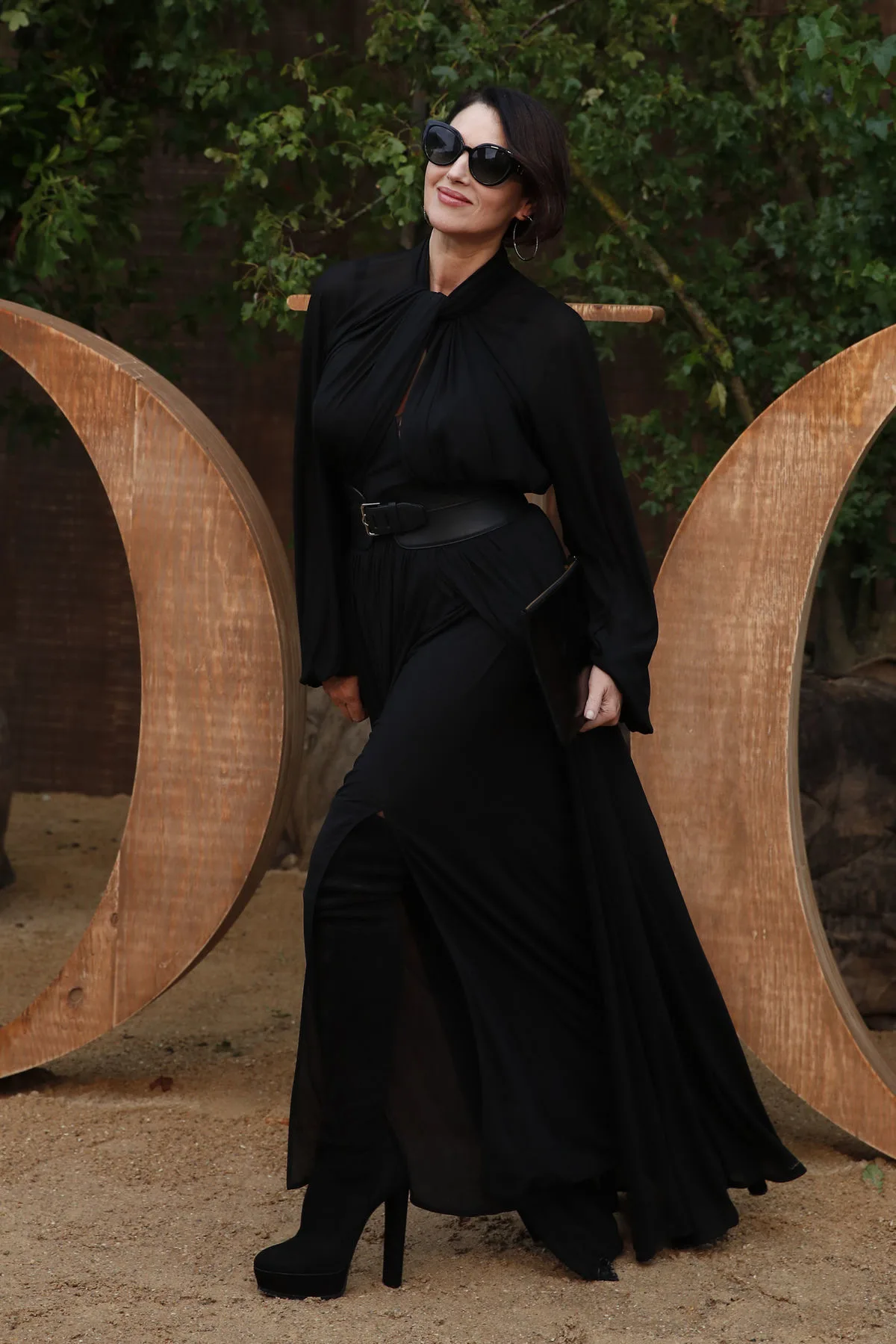 exemple de tenue femme 50 ans chic avec jupe évasée robe de cérémonie noire chic