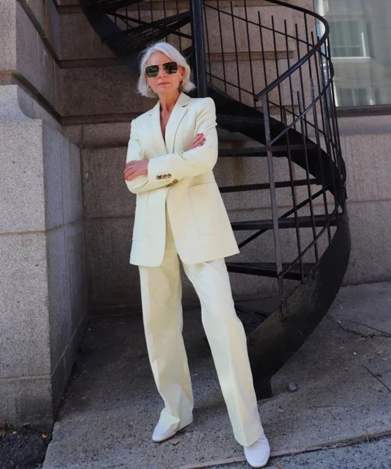 femme de 60 ans qui porte des mocassins tailleur blanc