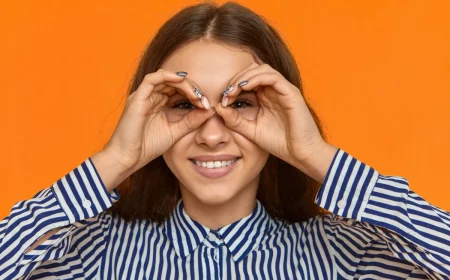 femme mains sur les yeux fond ornage