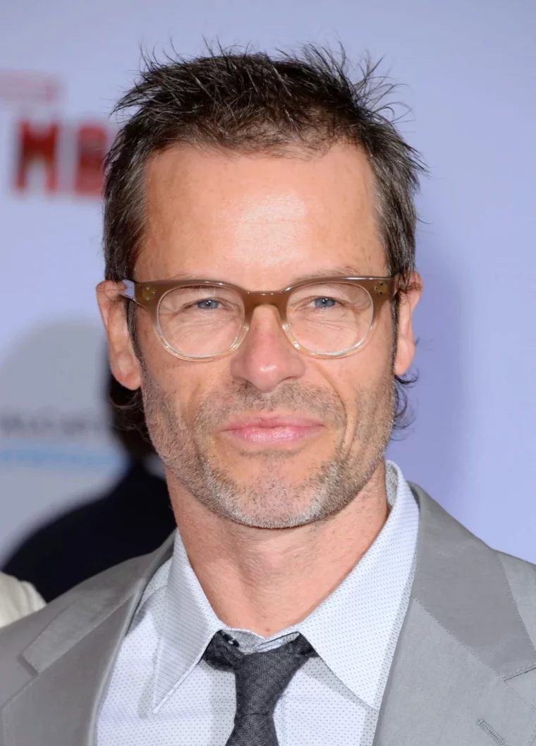 guy pearce coiffure homme avec lunettes costard