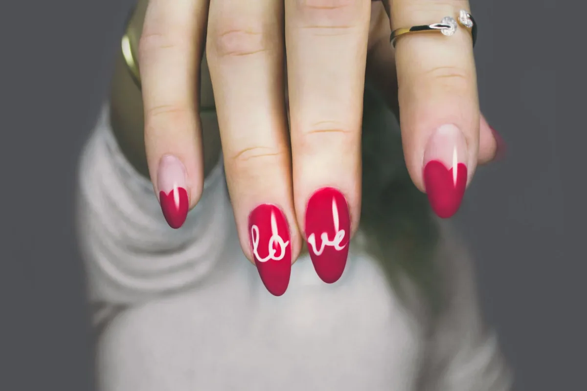 idée de nail art saint valentin couleur roge mot d amour lettres