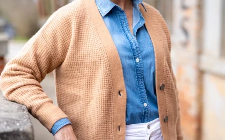 idee de tenue avec un jean balnc femme 60 ans lunettes de soleil