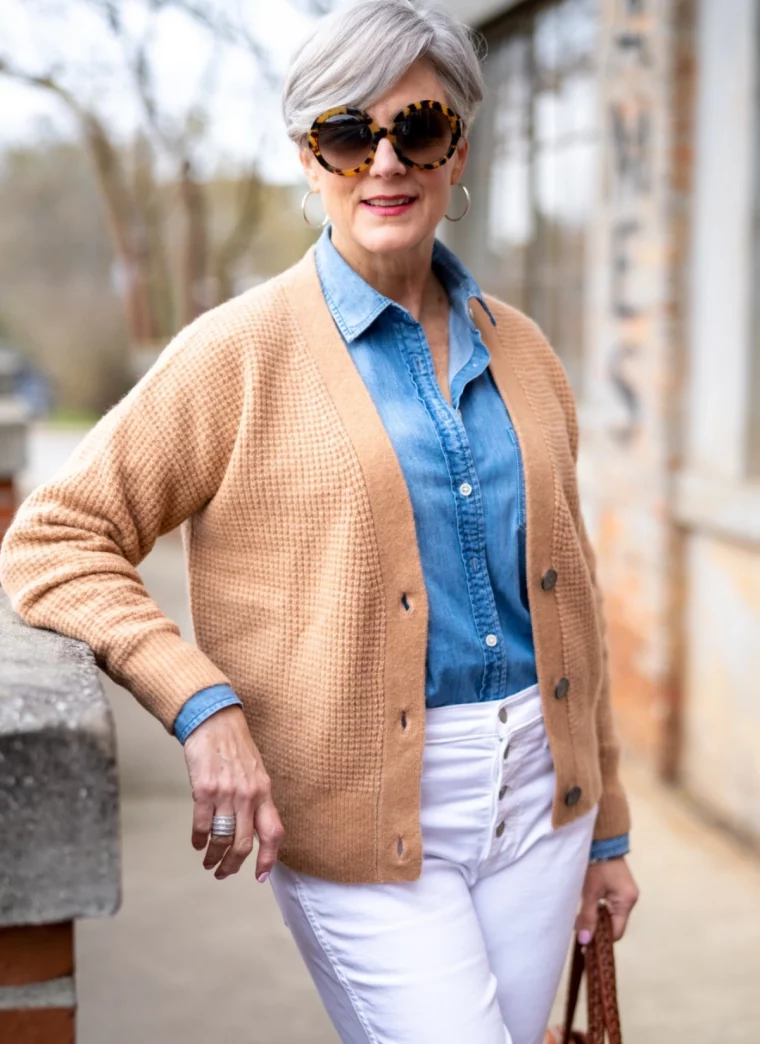 idee de tenue avec un jean balnc femme 60 ans lunettes de soleil