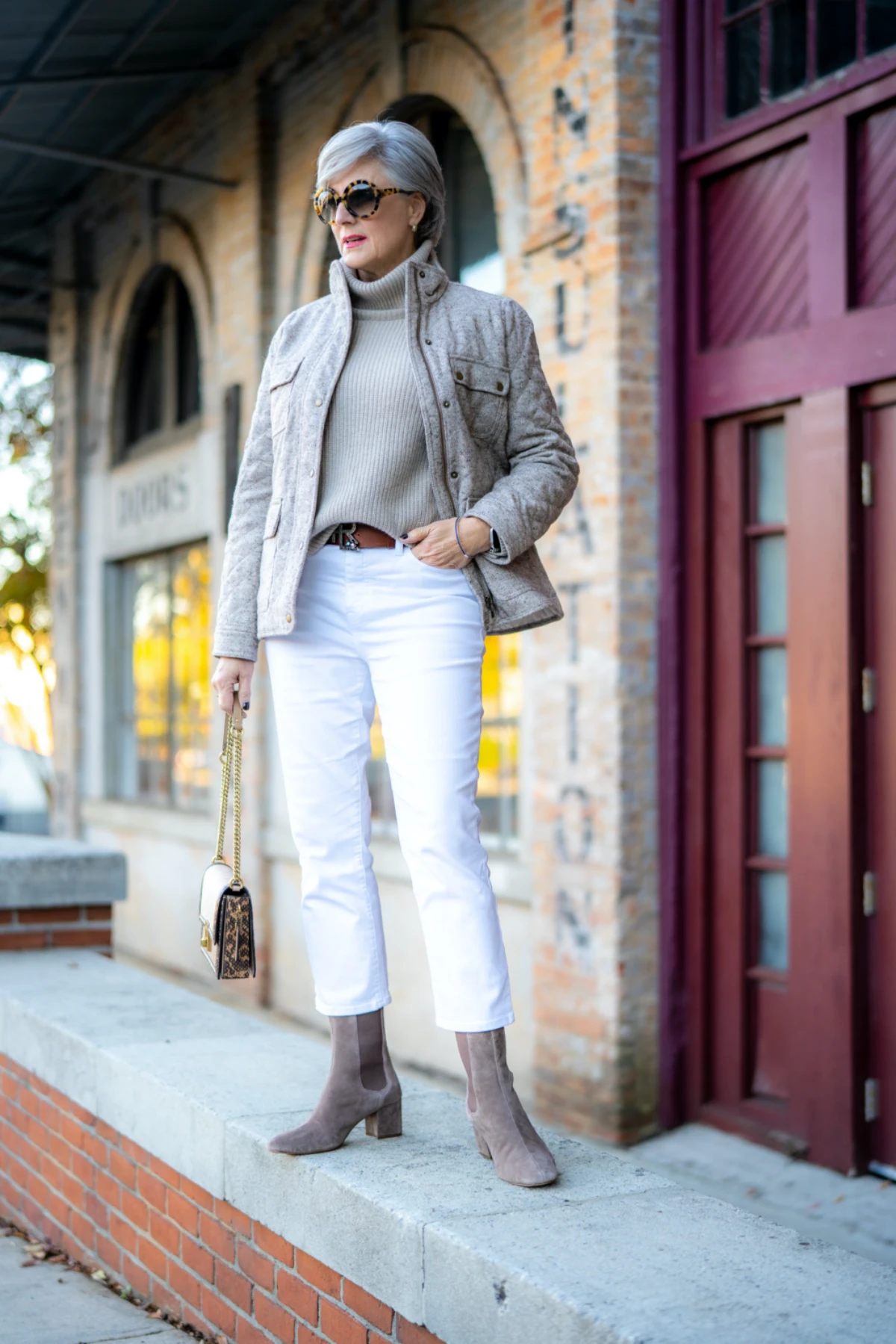 idee de tenue femme avec jean blanc et couleur grise