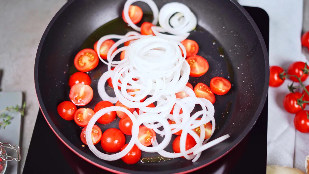 incorporer l oignon aux tomates cerises