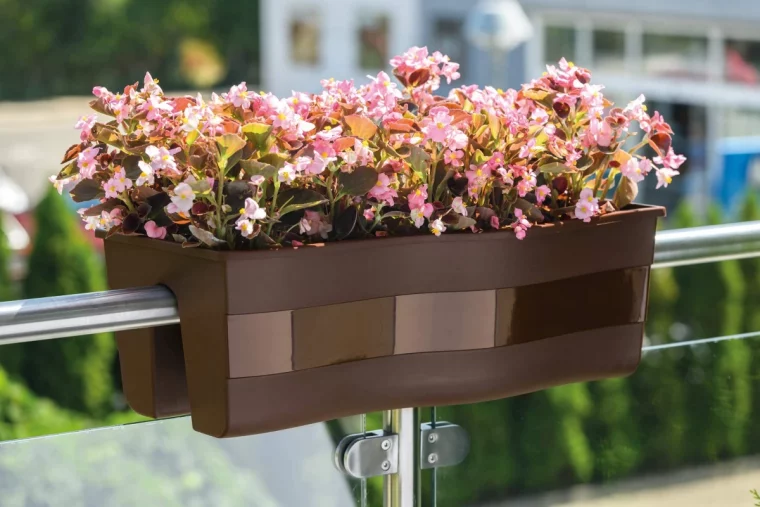 jardinieres pour balcon fleurs roses claires rambardes en inox