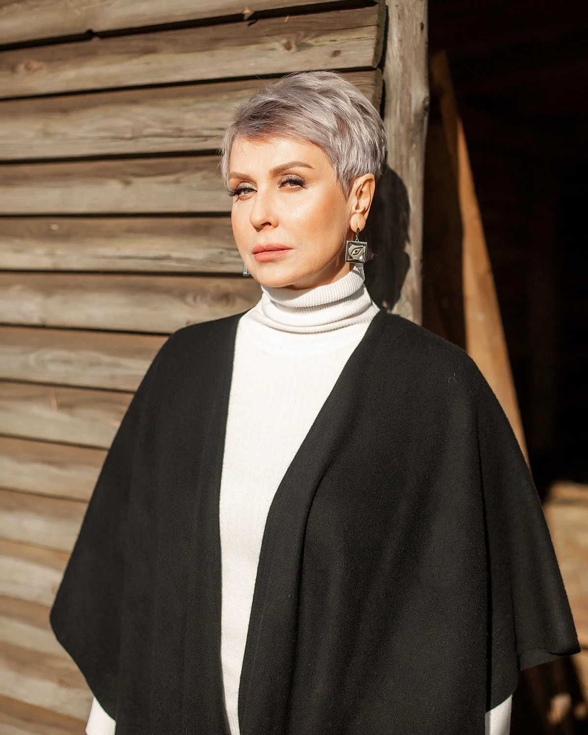 la coupe pixie femme 50 ans pull blanc manteau noir