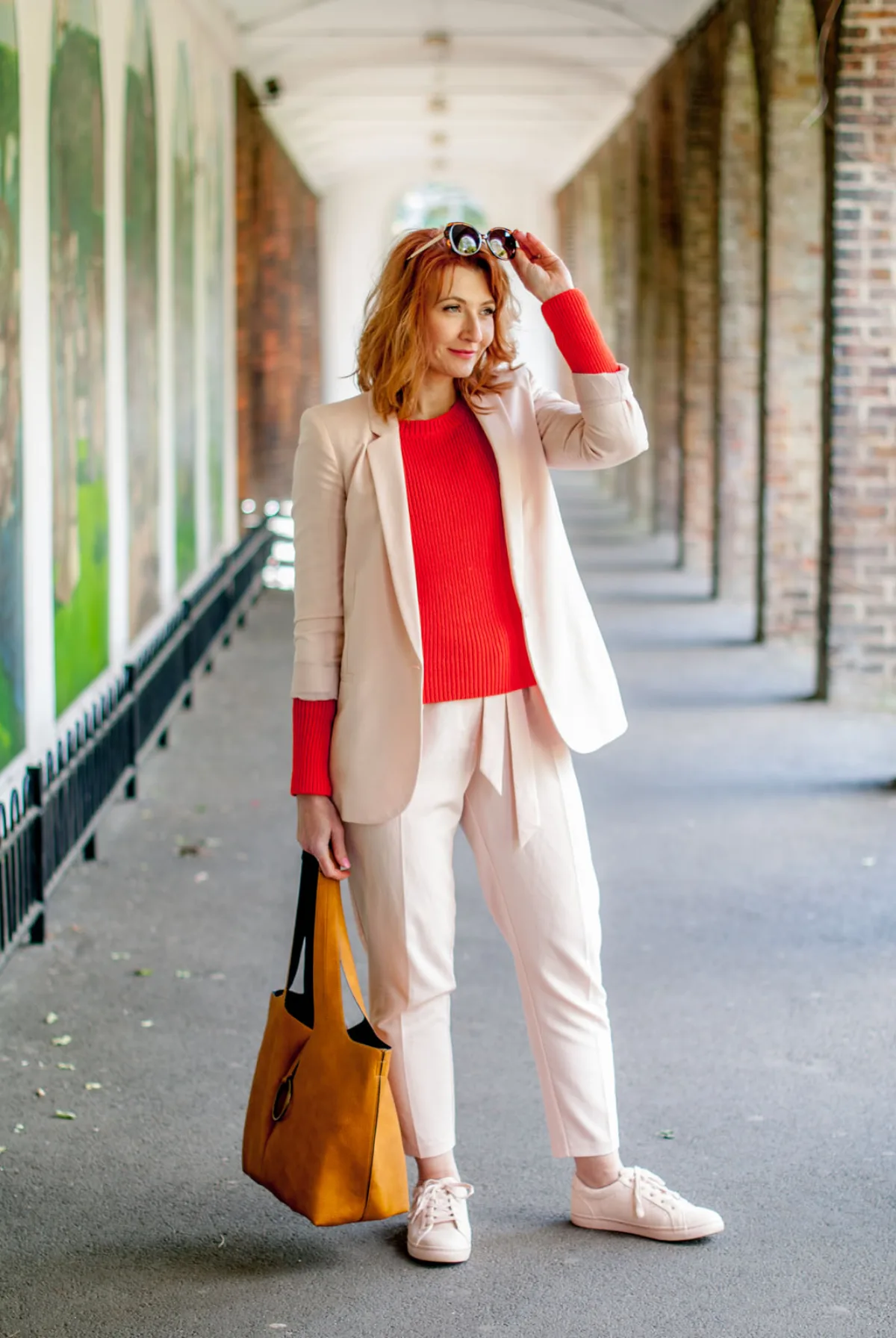 look femme 50 ans moderne chic tailleur pantalon blanc casé chemise rouge et baskets blanches