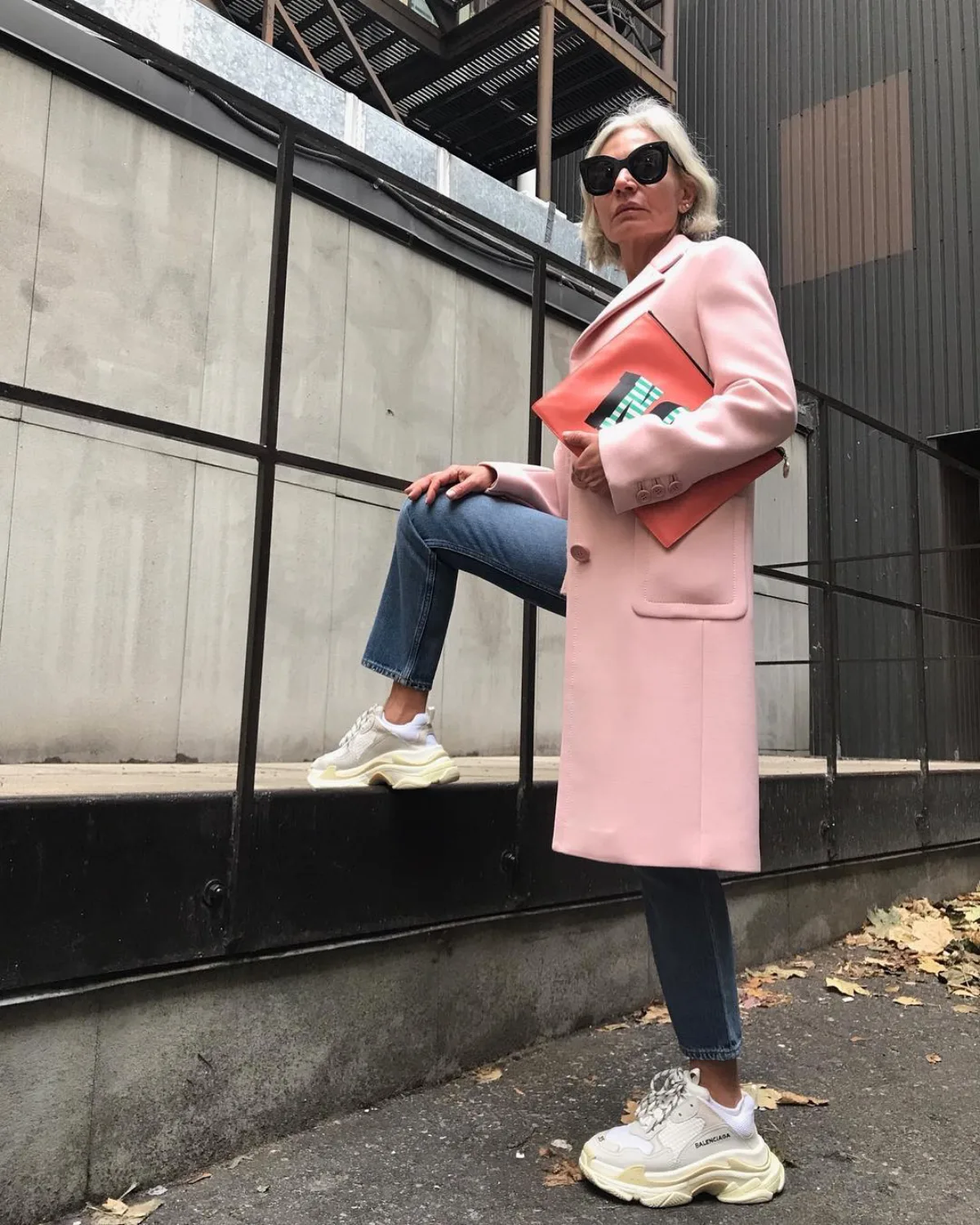 look femme 60 ans moderne avec manteau roe jean et baskets blanches