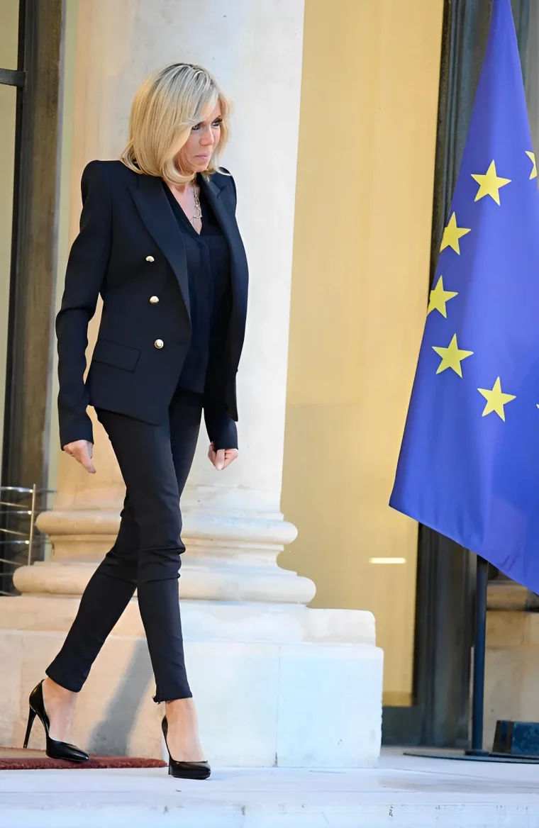 look total noir femme 70 ans idees tenue chic et elegante