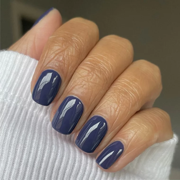 manicure blue sur des peaux olives