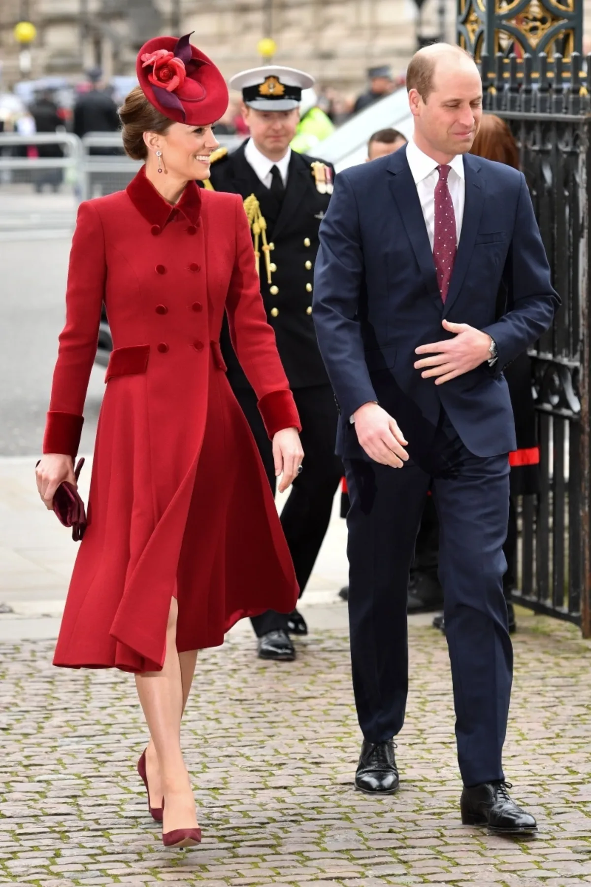 manteau rouge associe a un chapeau et des escarpins rouges