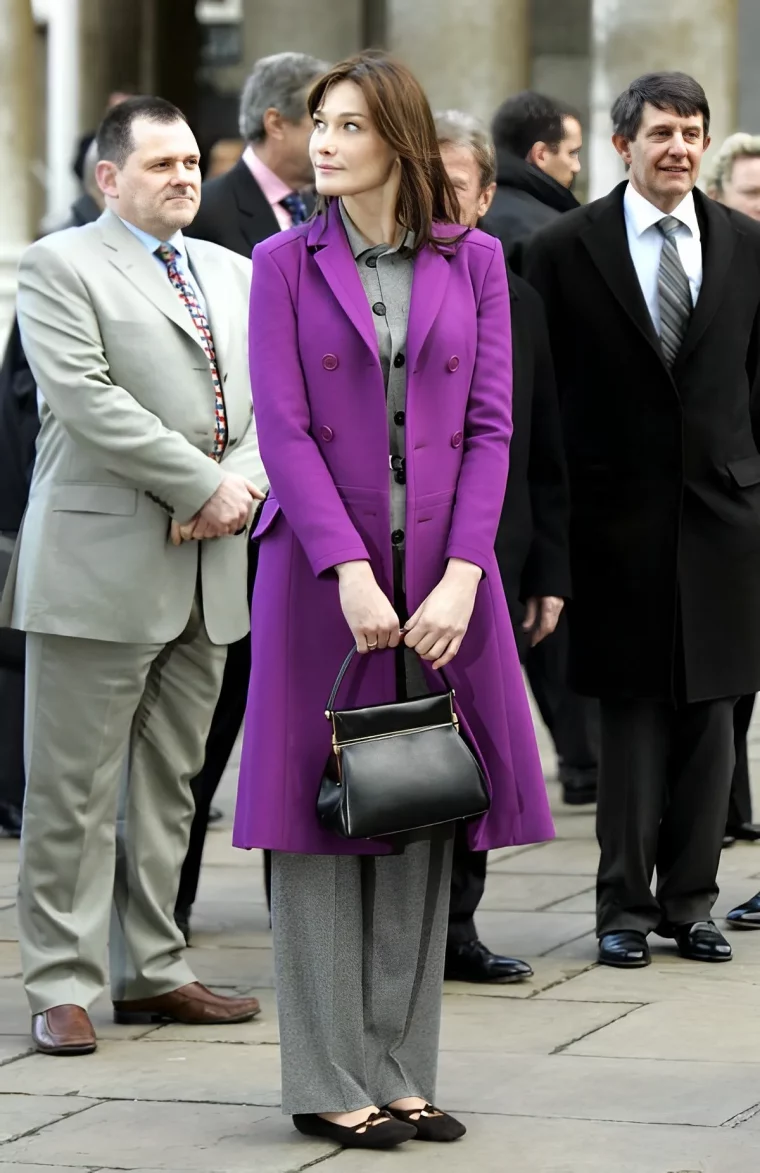 manteau violet ensemble pantalon fluide gris blazer